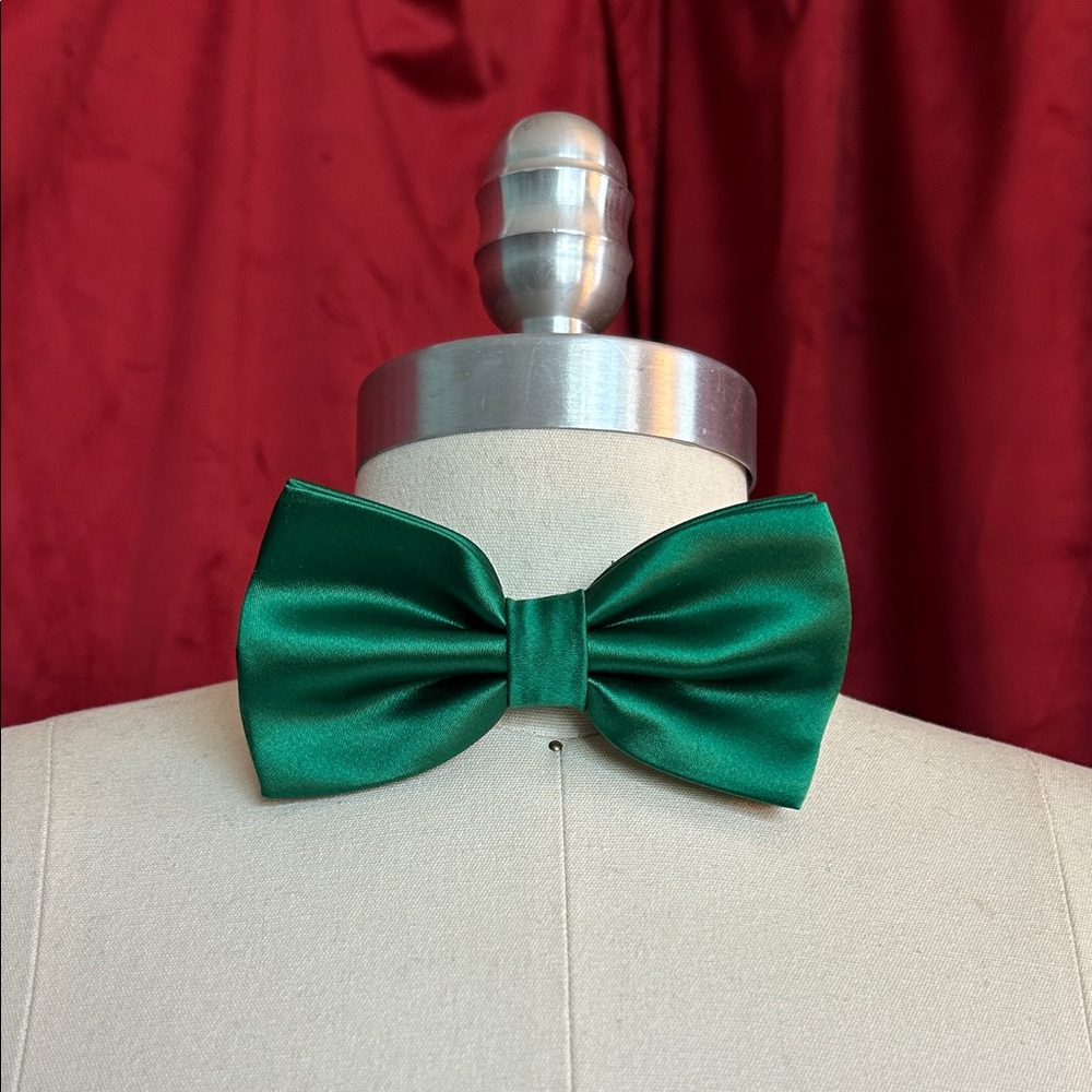 Kelly Green Hook Bow Tie